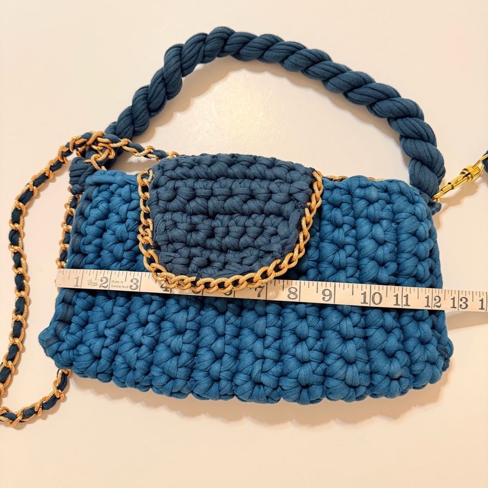 Crochetted handmade crossbody/shoulder bag in teal green, gold tone metal chain - Picture 3 of 10